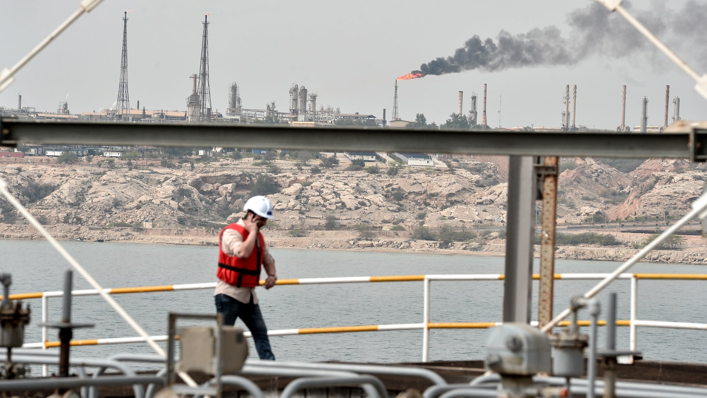 Trump pide crear una flota internacional que proteja el estrecho de Ormuz tras bombardear la estratégica isla de Jarg