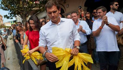 Albert Rivera e Inés Arrimadas retiran lazos amarillos durante el recorrido que hicieron en Alella.