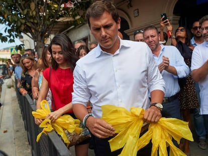 Albert Rivera e Inés Arrimadas retiran lazos amarillos durante el recorrido que hicieron en Alella.