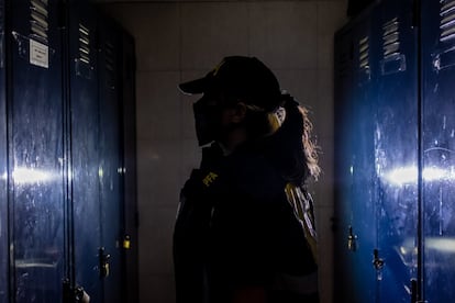 Yamila es una de las miembros de la División de Trata de Personas de la Policía Federal. En la imagen, se alista en el vestuario.