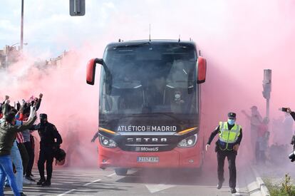 Seguidores del Atlético de Madrid reciben al autocar que traslada a los jugadores del club al estadio Wanda Metropolitano de Madrid.