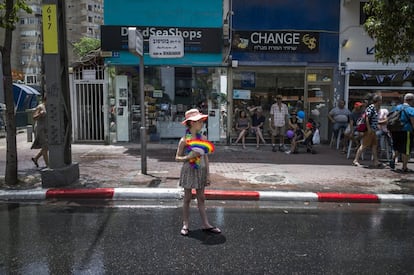 Una joven con un abanico multicolor participa en las celebraciones del Orgullo Gay en Tel Aviv (Israel).