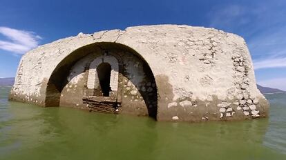Antiguo templo dominico que por la sequía resurge de las aguas en la presa Benito Juárez,