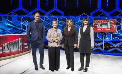 De derecha a izquierda, Erundino Alonso, Paz Herrera, Ruth de Andrés y Lilit Manukyan, concursantes veteranos de otros concursos, en el plató de 'El cazador'.