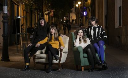 De izquierda a derecha. Alicia, Sonsoles, Ágata y Paula de Las Odio, en Malasaña, Madrid.