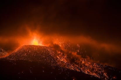 Vista del Volcán de Cumbre Vieja, en La Palma, en la madrugada del viernes.