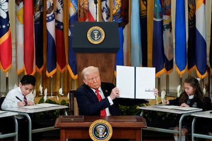 Trump muestra el decreto para desmantelar el Departamento de Educación en la Casa Blanca después de firmarlo.