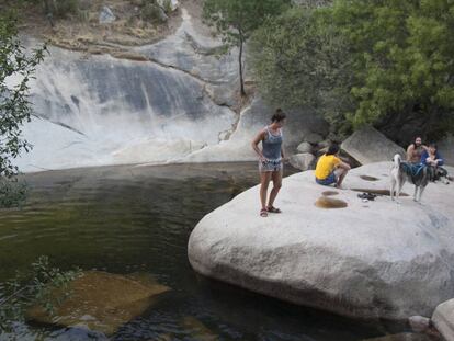 Varios excursionistas en La Pedriza.