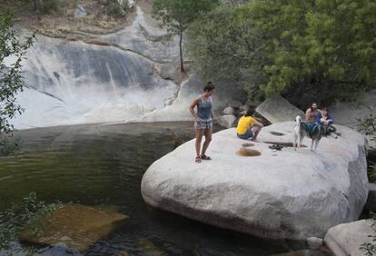 Varios excursionistas en La Pedriza.