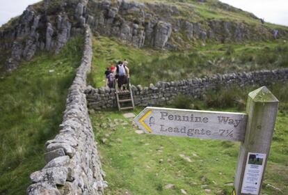 Senderistas recorriendo otro tramo de la muralla de Adriano, en Inglaterra.