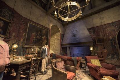La sala común de la casa de Gryffindor, a la que pertenece Harry Potter en el colegio Hogwarts de magia.