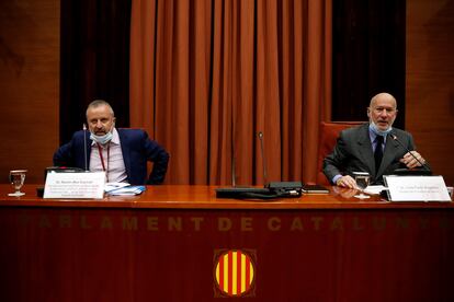 El secretario general del gremio de discotecas de Barcelona y provincia, Ramon Más, a la izquierda, junto al presidente de la comisión de Cultura del Parlament, Lluis Font.