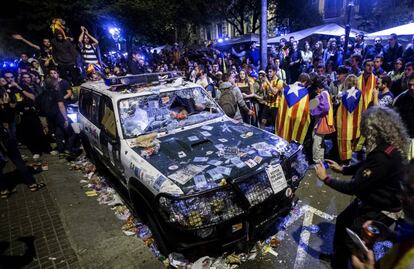 Un cotxe de la Guàrdia Civil en una manifestació.