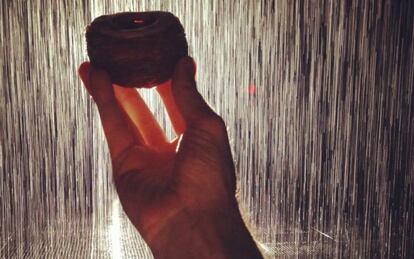 Foto de un cronut en la Rain Room del MoMA, en Nueva York, colgada por Dominique Ansel en su cuenta de Twitter.