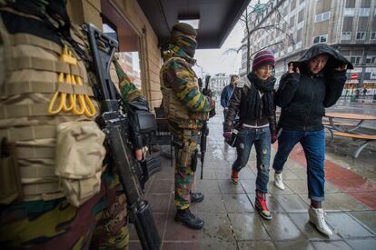 Militares este sábado delante de un restaurante en el centro de Bruselas.