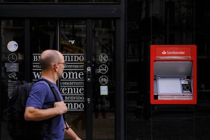 Un ciudadano pasando por una sucursal del Santander. Getty Images