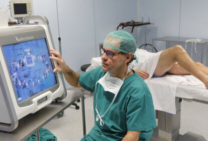 El doctor Mínguez muestra en un quirófano el ordenador con el que trabaja para implantar prótesis de cadera y rodillas.