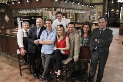 The cast for the Spanish version of <i>Cheers</i>. Right to left: Luis Bermejo, Chiqui Fernández, Pepón Nieto, Alexandra Jiménez, Adam Jezierski, Alberto San Juan, Antonio Resines and Joan Pera.