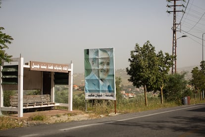 Póster con la imagen de Nabih Berri, presidente del Parlamento y líder del partido chií Amal, junto a una marquesina de autobús en el sur de Líbano.