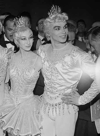 Nina Viroubova junto a Rudolf Nureyev, tras interpretar <i>La bella durmiente,</i> de Chaikovski, en el Teatro des Champs-Elysées, en junio de 1962.