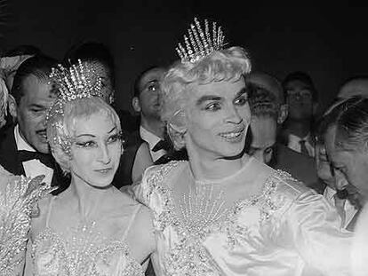 Nina Viroubova junto a Rudolf Nureyev, tras interpretar <i>La bella durmiente,</i> de Chaikovski, en el Teatro des Champs-Elysées, en junio de 1962.