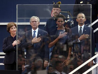 Laura Bush, George W. Bush, Michelle Obama y Barack Obama, protegidos por un cristal blindado en el homenaje del World Trade Center.