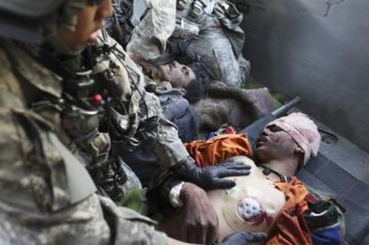 Dos talibanes heridos reciben tratamiento médico en un helicóptero de Estados Unidos, tras ser capturados.