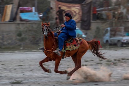 Un hombre monta a caballo en Kabul (Afganistán). El país está al borde del colapso sanitario y financiero tras el corte del flujo de la ayuda internacional con la llegada de los talibanes al poder, mientras la cercanía del invierno extremo dispara las alarmas.