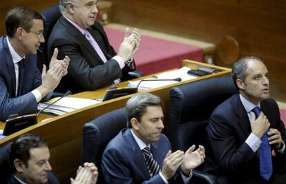 El presidente de la Generalitat, Francisco Camps, aplaudido por los miembros de su partido durante el pleno de las Cortes valencianas.