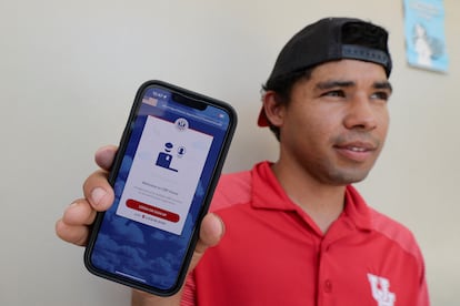 Un migrante muestra la aplicación para autodeportarse CBP Home, en San Pedro Sula, Honduras, el 19 de mayo.