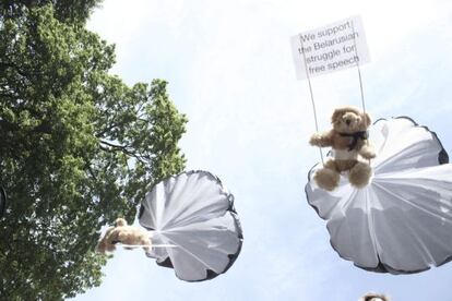 Varios osos de peluche caen en paracaídas sobre una zona residencial en Minsk.