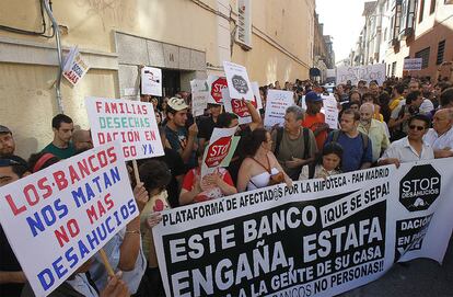 Los voluntarios mantienen la protesta hasta que logran detener el desalojo. "Hemos ganado una batalla, pero, permitidme el símil, no la guerra", dice un portavoz de la asamblea del Movimiento 15-M del barrio de Tetuán.