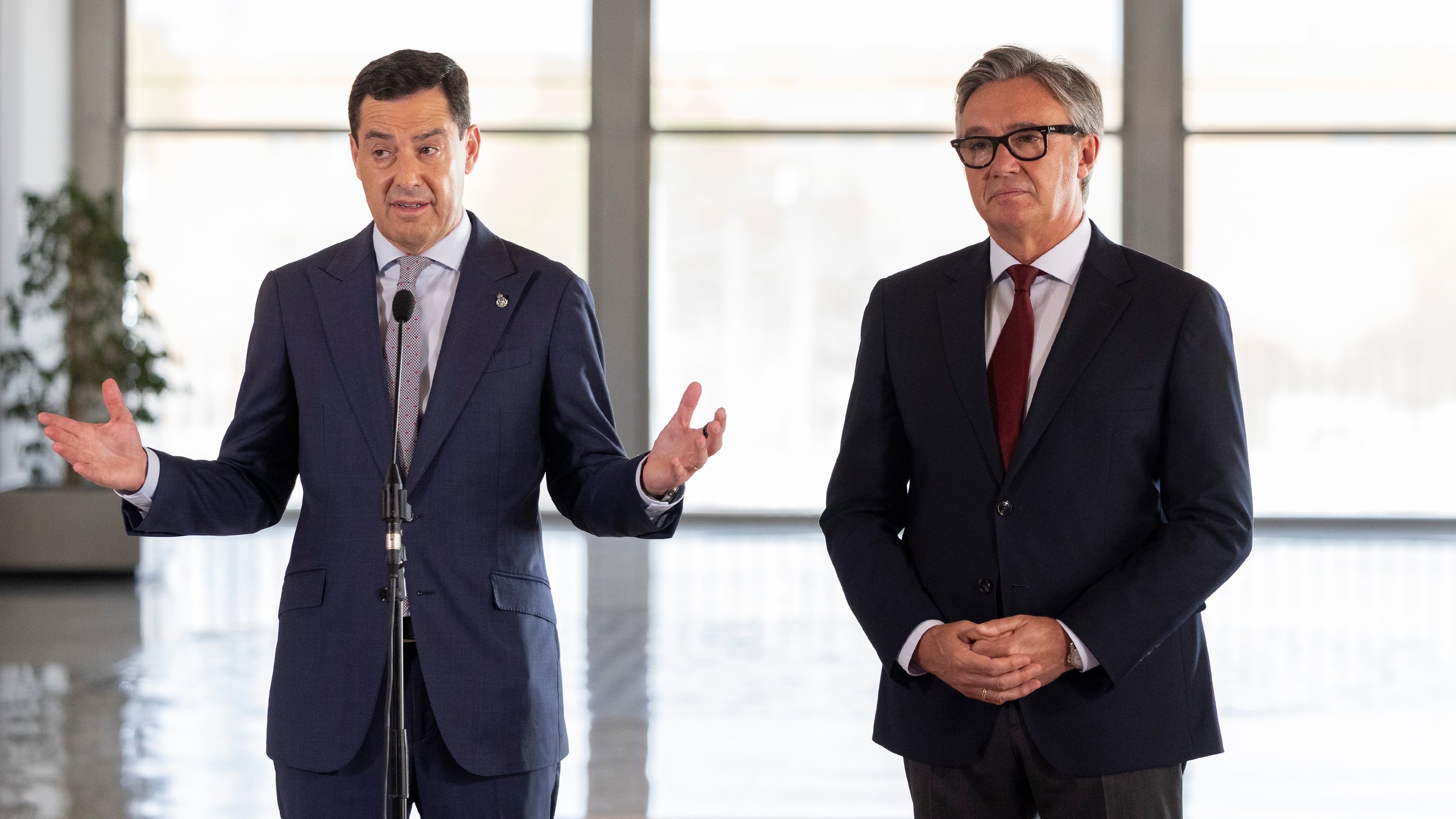 El presidente de la Junta de Andalucía, Juan Manuel Moreno, y el líder de Vox andaluz y hoy vicepresidente, Manuel Gavira, el 4 de julio en Sevilla.