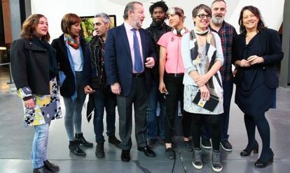 El concejal Jose Luis Sabas, en el centro, junto a los organizadores y participantes en el encuentro 3,2,1 este lunes en la Alhndiga. 