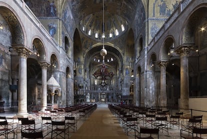 La nave central de la basílica de San Marcos, uno de los emblemas monumentales de Venecia y obra maestra de la arquitectura religiosa bizantina, cuyos orígenes se remontan al año 1063. Sin turistas, impresiona aún más la luz velada que envuelve el espacio y que varía continuamente a lo largo del día.