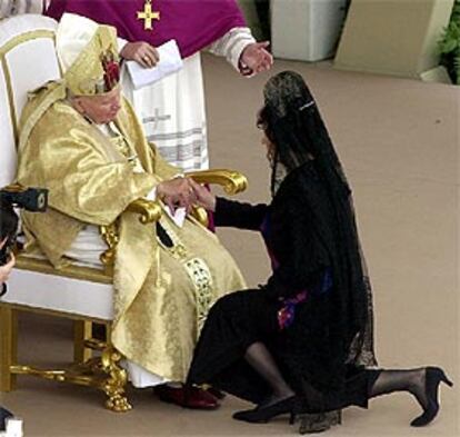 El Papa y la ministra de Exteriores, durante la canonización de Escribá. PLANO ENTERO - ESCENA