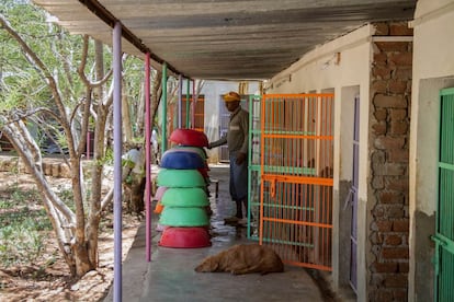 Un empleado de Animal Aid limpia y desinfecta las jaulas de los perros enfermos. Algunos de estos animales pueden ser contagiosos, por lo que quedan separados del resto hasta que se curan.