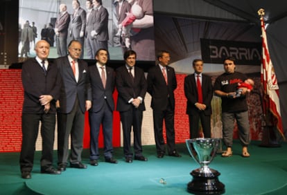 El 'lehendakari', Patxi López (tercero por la izquierda), presidió en Bilbao el acto simbólico de colocación de la primera piedra del nuevo estadio del Athletic.