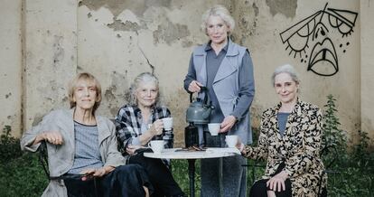 Las actrices Imma Colomer, Lurdes Barba,  Muntsa Alcañiz y Vicky Peña protagonizan la obra 'I només jo vaig escapar-ne' en el Teatre Lliure de Barcelona.