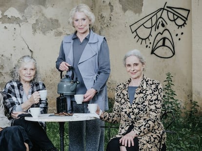 Las actrices Imma Colomer, Lurdes Barba,  Muntsa Alcañiz y Vicky Peña protagonizan la obra 'I només jo vaig escapar-ne' en el Teatre Lliure de Barcelona.