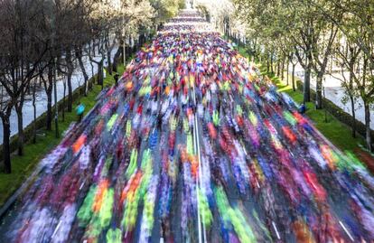 Vista general de los participantes em la 39 edición de la Maratón de Madrid,a su paso por el Paseo de la Castellana.
