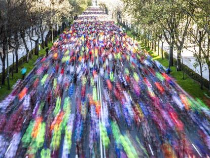 Vista general de los participantes em la 39 edición de la Maratón de Madrid,a su paso por el Paseo de la Castellana.