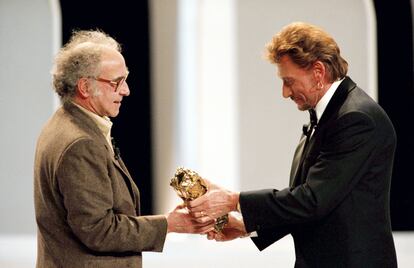El director de cine Jean-Luc Godard recibe el Cesar Honorífico a toda su carrera de manos del cantante Johnny Hallyday, en 2010.