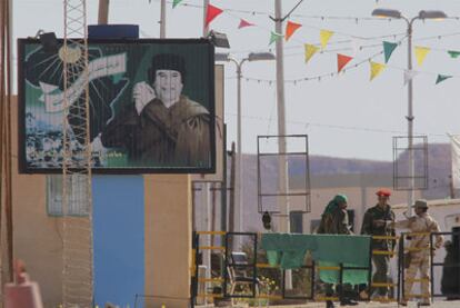 Un cartel con la imagen de Muamar el Gadafi preside el paso fronterizo de Dehibat, entre Libia y Túnez.