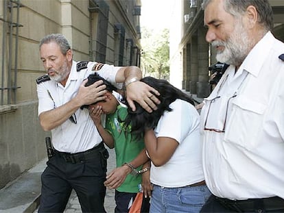 La cuidadora del niño muerto en su domicilio, a la salida del juzgado con un joven relacionado con el caso.