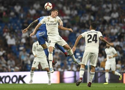 Toni Kroos lucha un balón aereo con Mauro Arambarri.