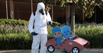 Un trabajador del Ayuntamiento de Palma desinfecta un parque infantil.