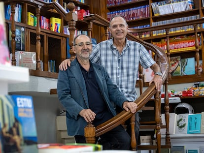 El catedrático de Criminología Vicente Garrido (a la derecha de la imagen) y el penalista y también profesor universitario Virgilio Latorre en la librería Tirant lo Blanc de Valencia.