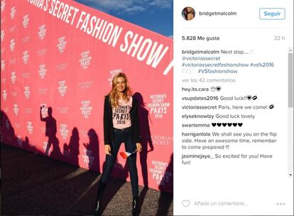 Antes de partir rumbo París, varios ángeles de Victoria's Secret posaron en el 'photocall' del aeropuerto. En la imagen, Bridget Malcolm.