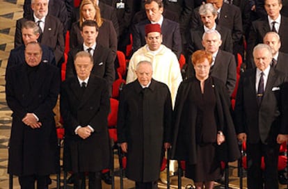 En primera fila y de izquierda a derecha, los presidentes Jacques Chirac (Francia), Jorge Sampaio (Portugal) y Carlo Azeglio Ciampi (Italia).